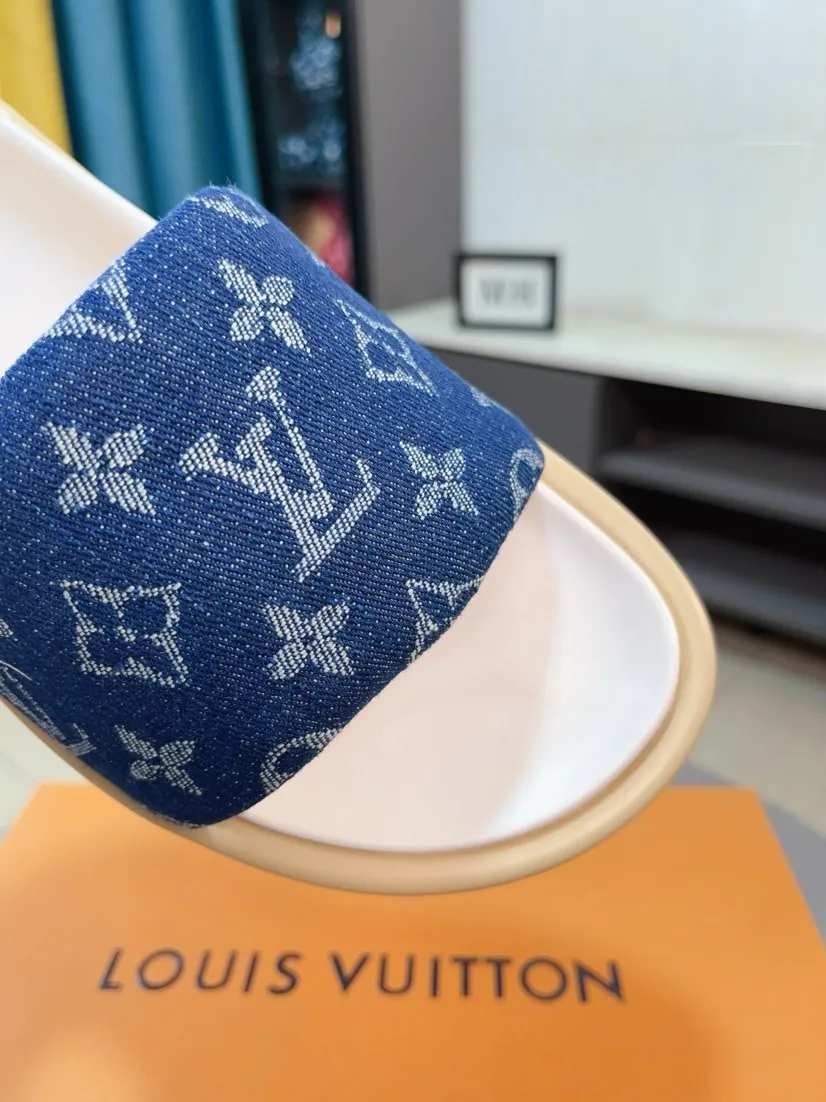 Ex-factory price 360🌹🌹 (lv-Louis Vuitton) New men's slippers, high-end boutique, exquisite embossed logo decoration on the upper, fine workmanship, super soft soles, casual, loose and comfortable, a must-have in summer! \nsize：38-44